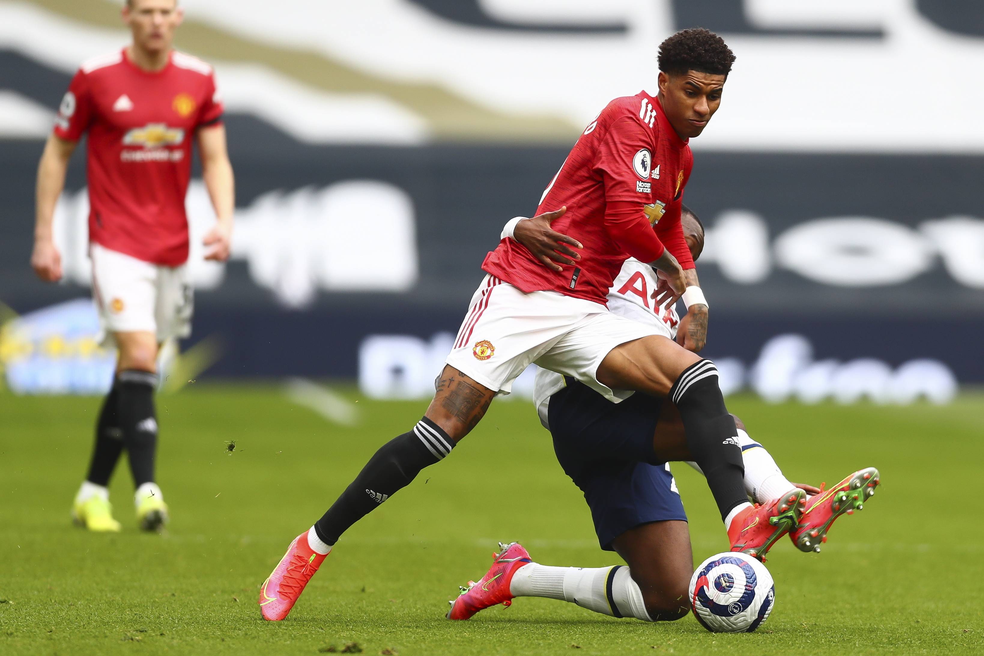 现得非常自 现得非常自